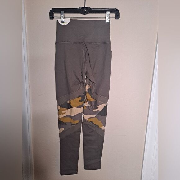 Aerie OFFLINE Hugger High Waist Camo Leggings. New with tags. - Picture 7 of 9